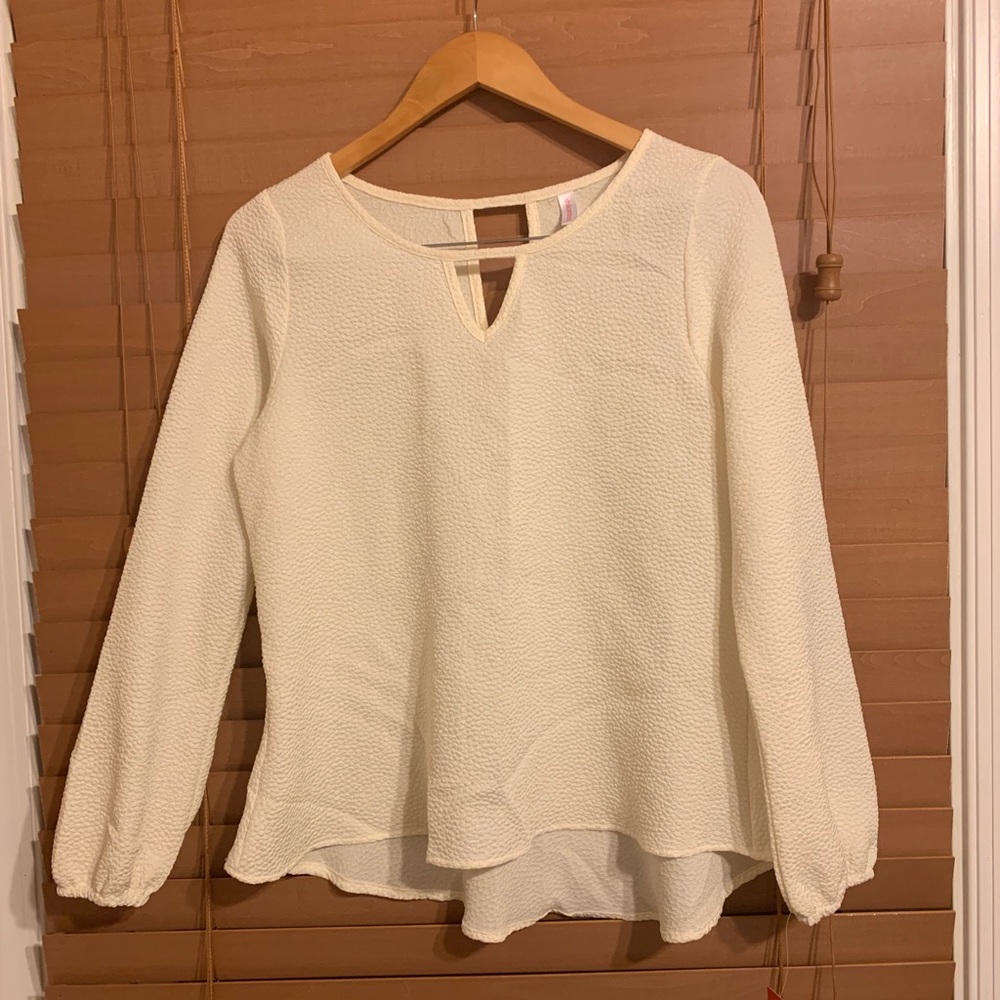 🔥Xhilaration Flowy, romantic, textured top Sz M